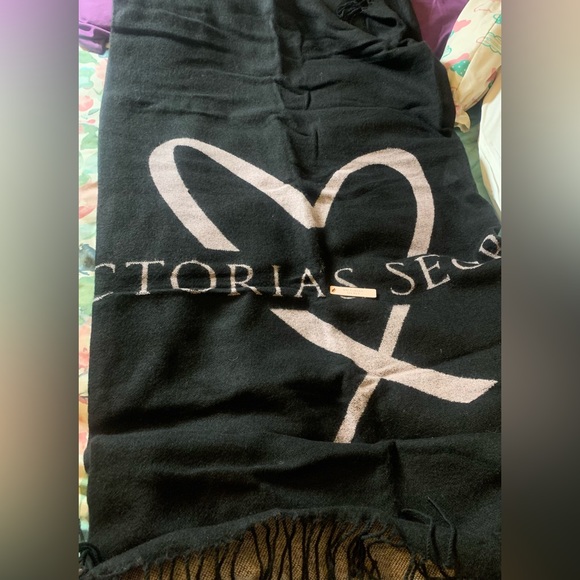 Victoria's Secret Black & Pink Fringed
Soft Acrylic Throw Blanket - Picture 5 of 7